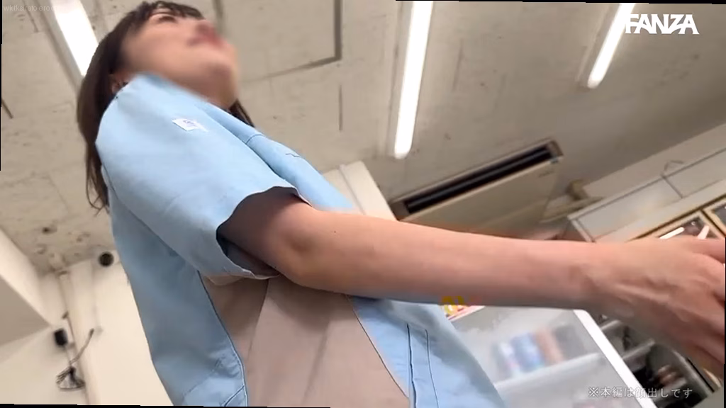 シーン1：バイト中の店内での禁断の接吻 0